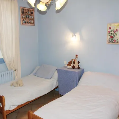 Three-bedroom Holiday With A Fireplace 04 *