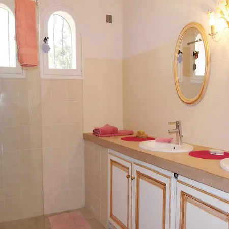 Three-bedroom Holiday With A Fireplace 04 Hébergement de vacances Montélimar